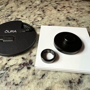 Oura Black Ring with Charging Set Size 7